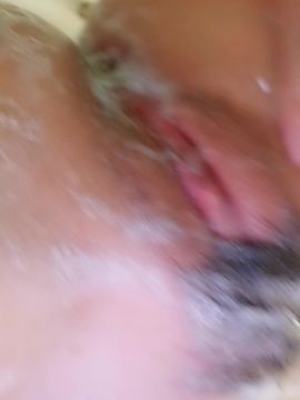 学妹洗澡犹如美丽的西西里，沐浴的青春酮体，泡沫打湿了阴毛和粉穴，透红的身体，真想咬住那两只葡萄和舔下面的木耳。